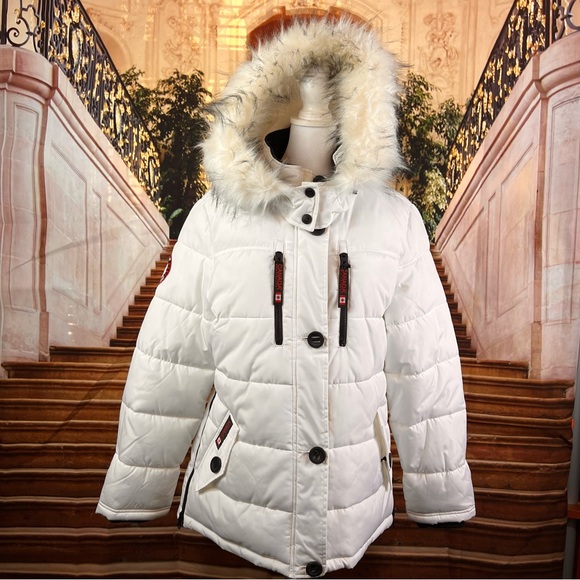 Canada Weather Gear Jackets & Blazers - NWOT Canada Weather Gear Puffer Coat, beautiful and warm! Size Medium, Hooded